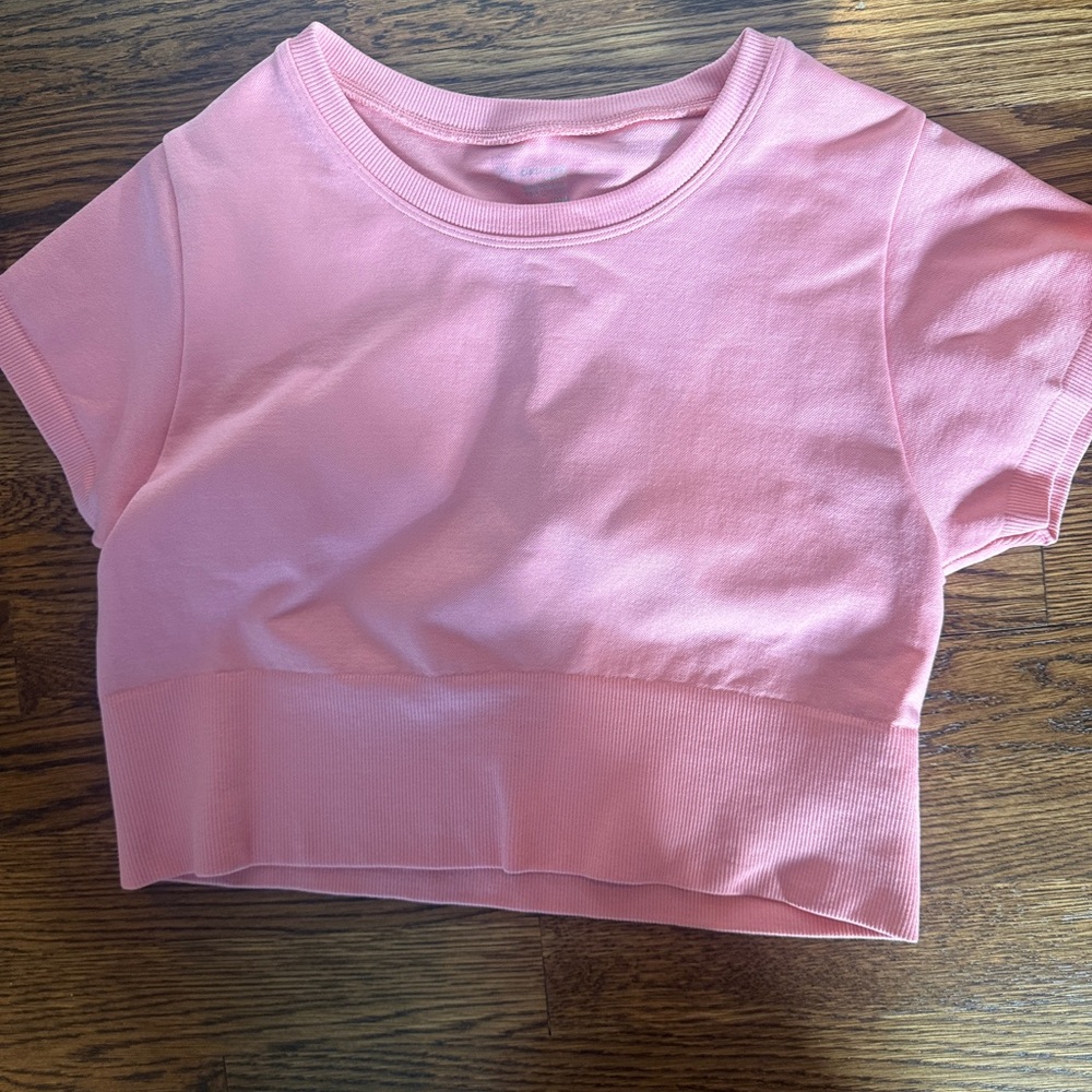 Offline soft Pink Cropped workout casual Top with cap sleeve size Medium